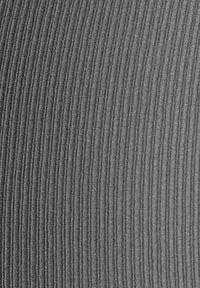 Tessuto grigio con una sottile texture a righe. La superficie presenta linee verticali equidistanti, creando un motivo uniforme su tutto il materiale.