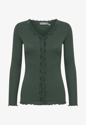 Groene cardigan met lange mouwen, afgewerkt met een golvende kanten rand rond de halslijn en knoopsluiting, met een zachte ribbelstructuur.