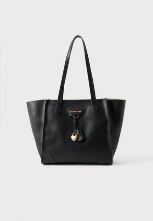Czarna skórzana torba typu tote z długimi uchwytami, złotym zawieszonym w kształcie serca i małą przednią metką z napisem Love Moschino.