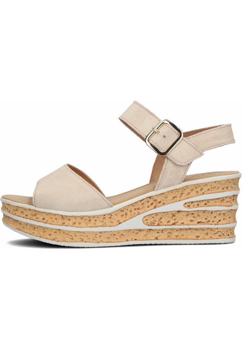 Beige suède wedge sandalen met een open teen, verstelbare enkelband en een textured kurken plateau. Witte accenten op het wedge ontwerp.