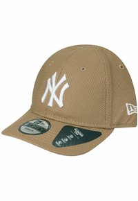 Brauner Mesh-Baseballcap mit einem weißen, gestickten "NY"-Logo, gebogenen Schirm und seitlichen Tag-Details. Das Design ist strukturiert und hat einen figurbetonten Stil.