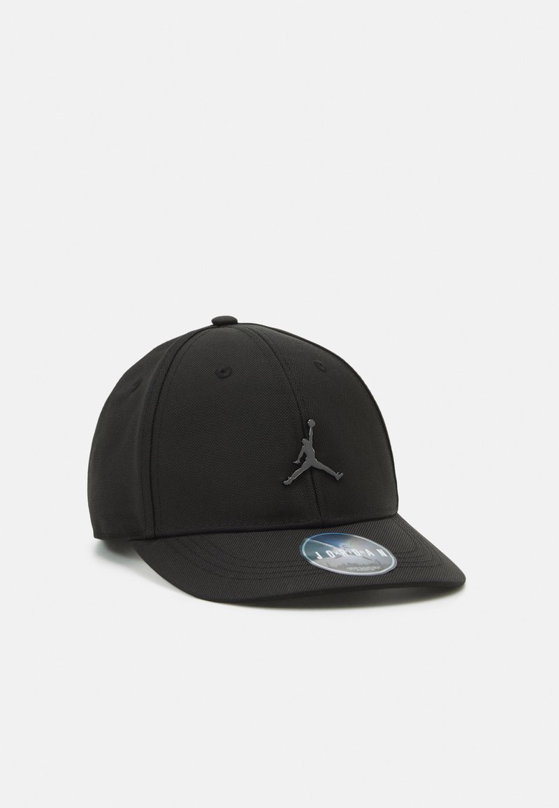 Svart caps med en strukturert design, med en flat skjerm og en hevet svart Jumpman-logo på forsiden. Glatt tekstur uten mønstre.