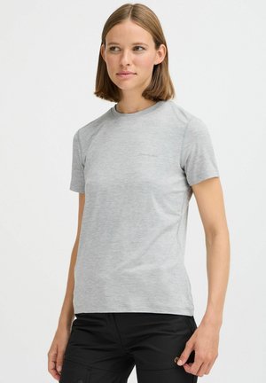 T-shirt gris à manches courtes en tissu doux, avec un col rond et un logo discret sur la poitrine. Texture lisse avec une coupe ajustée.