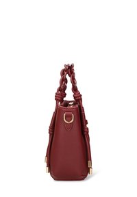 Borsa a mano in pelle color bordeaux con forma arrotondata e affusolata. Presenta manici intrecciati e dettagli in metallo color oro. Chiusura con zip nella parte superiore.