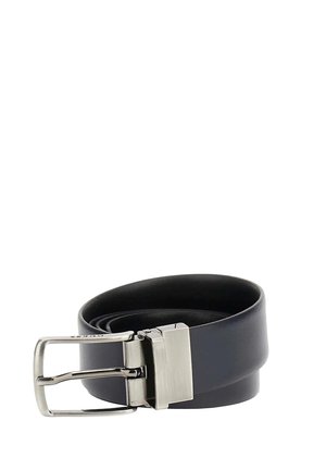 Cintura nera in pelle arrotolata con fibbia metallica rettangolare argentata, mostrata su sfondo bianco.