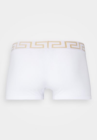 Witte boxershorts met een gouden Grieks sleutelpuntpatroon op de elastische tailleband. Gemaakt van een soepel, rekbaar materiaal, met een eenvoudig ontwerp.