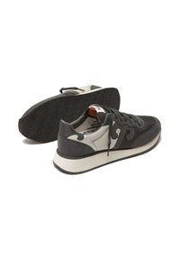 Scarpe sportive con una tomaia nera e grigia, tessuto texturizzato e una suola in gomma bianca. Caratteristiche includono un dettaglio del logo e chiusura con lacci.