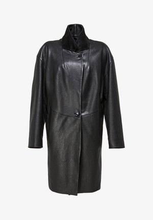 Czarny długi płaszcz ze skóry z wysokim kołnierzem, dwoma guzikami, długimi rękawami oraz gładką, lekko teksturowaną powierzchnią.