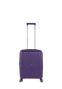 Maleta rígida morada con líneas verticales, un asa retráctil de aluminio y cuatro ruedas giratorias para una fácil maniobrabilidad.