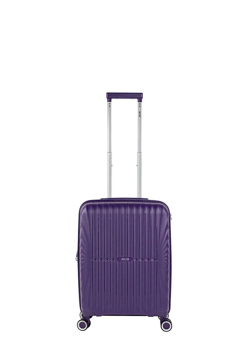 Maleta rígida morada con líneas verticales, un asa retráctil de aluminio y cuatro ruedas giratorias para una fácil maniobrabilidad.