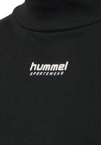 Zwarte geribbelde coltrui met een wit geborduurd "hummel" logo met "SPORTSWEAR" daaronder. Rekbare stof en een aansluitend ontwerp.