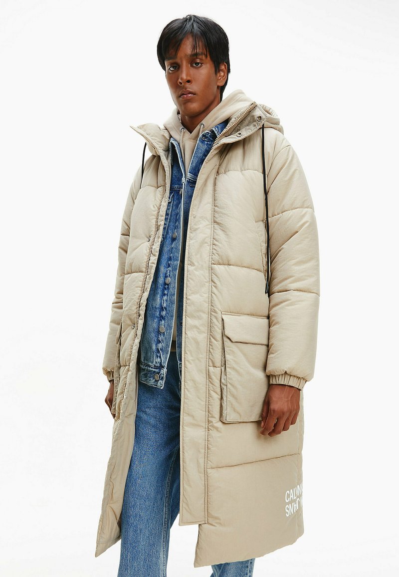 Calvin Klein Jeans SUSTAINABLE CRINKLE Wintermantel crockery/weiß Zalando.at