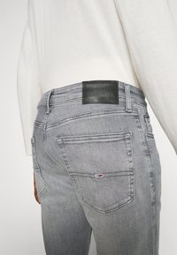 Tommy Jeans SCANTON SLIM - Slim fit jeans - grey