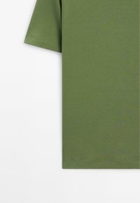 Kaki groen T-shirt met korte mouwen. Gemaakt van zacht katoen, met een ronde halslijn en nette stiksels langs de zoom en mouwen.