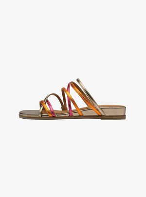 Open-toe sandalen met meerdere metalen banden in roze, oranje en goud, met een eenvoudige platte zool en minimalistisch design.
