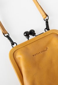 Aunts & Uncles MRS SUGAR POP - Umhängetasche - satin brass