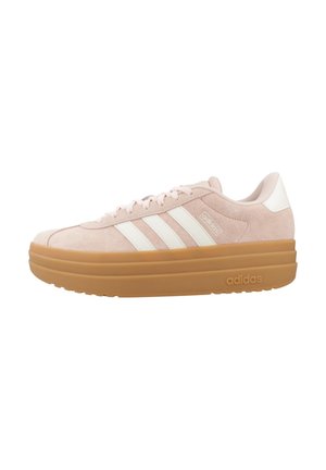 Baskets Adidas en daim rose clair avec des bandes blanches et une semelle plateforme épaisse marron, vues de côté sur un fond blanc.