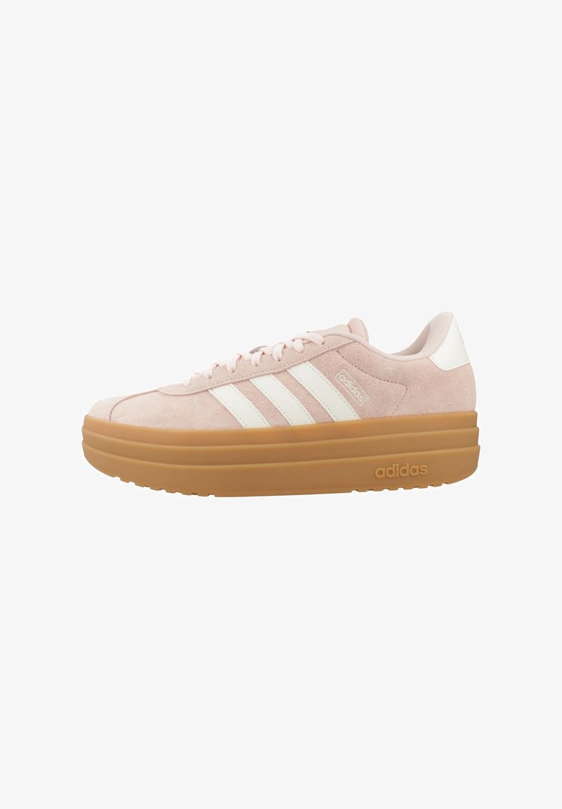 Baskets Adidas en daim rose clair avec des bandes blanches et une semelle plateforme épaisse marron, vues de côté sur un fond blanc.