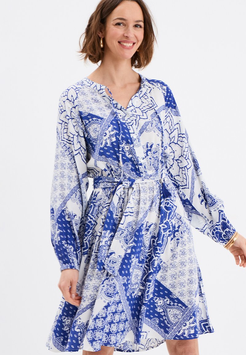 Vestido de manga larga en azul y blanco, con un diseño estampado, cierre de botones en la parte delantera, cinturón en la cintura y una silueta relajada y acampanada.