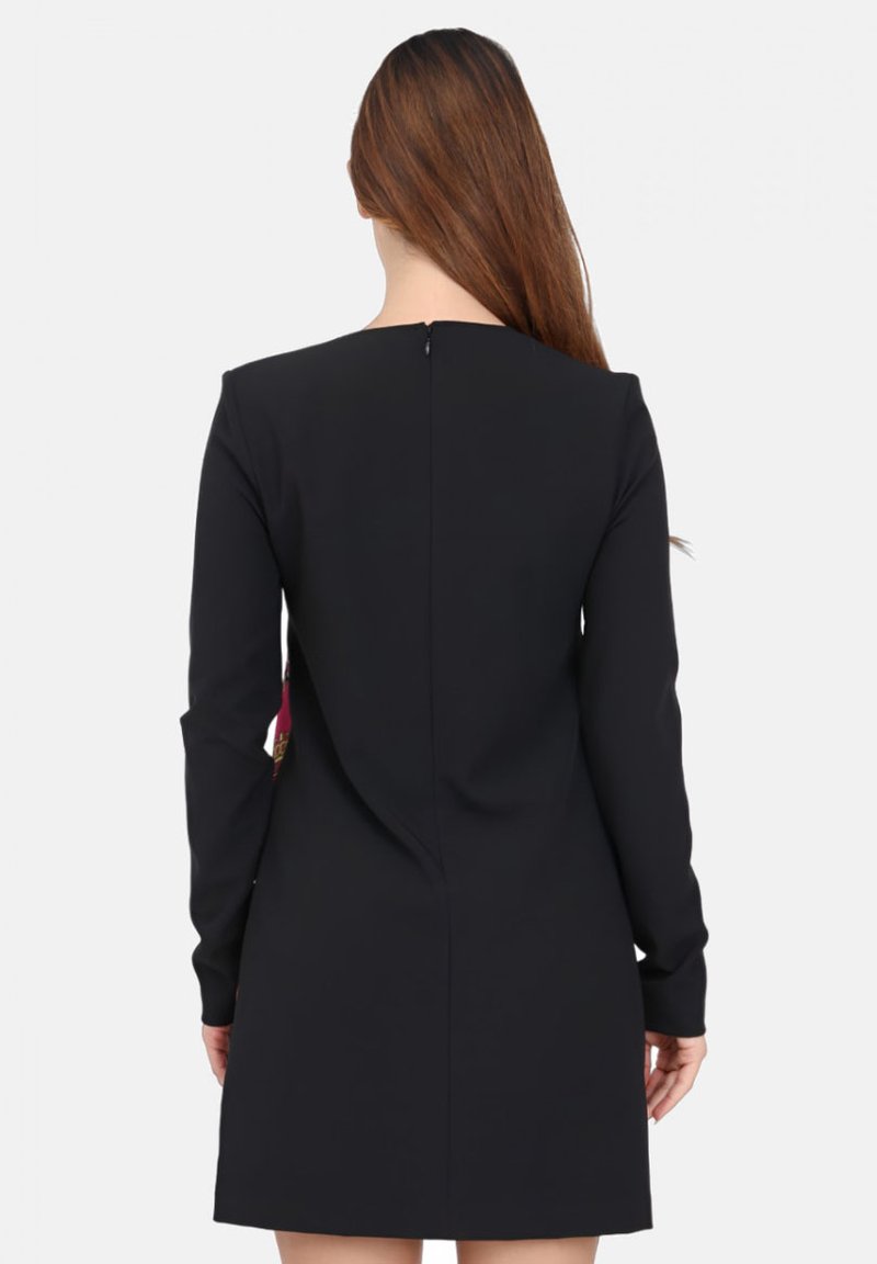 Schwarzes Langarmkleid mit figurbetonter Silhouette, geradem Rückennäht, dezente Ausschnittform und Rückenzipper. Glatte Stofftextur.