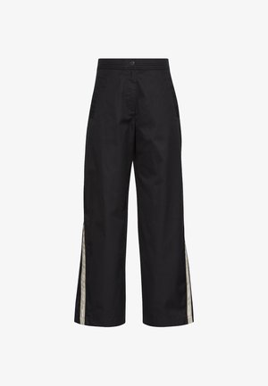 Zwarte broek met wijde pijpen van gladde stof, voorzien van zijzakken en contrasterende zijstrepen. Eenvoudig ontwerp en een comfortabele, losse pasvorm.