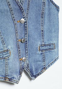 Ljusblå denimväst med orange sömmar, tre metallknappar och två horisontella slitsfickor fram.