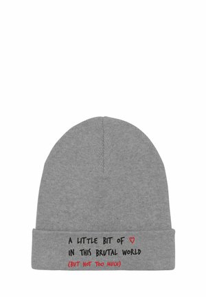 Bonnet en tricot gris avec un revers roulé. Il présente un texte noir et un motif de cœur rouge indiquant : « UN PEU DE (MAIS PAS TROP) DANS CE MONDE BRUTAL. »
