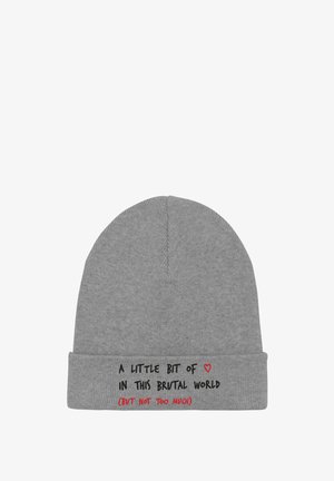 Graue Strickmütze mit umgeschlagenem Rand. Verziert mit schwarzem Text und einem roten Herzgrafik mit der Aufschrift „A LITTLE BIT OF (BUT NOT TOO MUCH) IN THIS BRUTAL WORLD.“