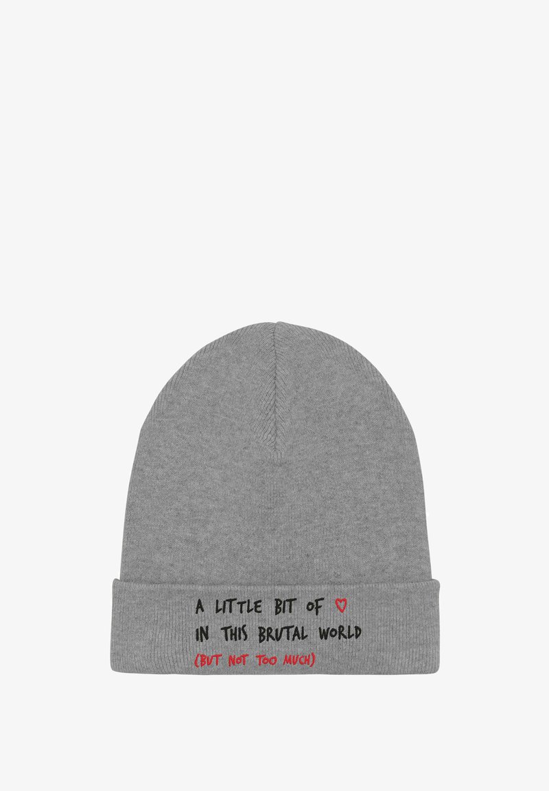 Cappello a cuffia grigio lavorato a maglia con risvolto arrotolato. Presenta un testo nero e una grafica a forma di cuore rosso con la scritta "UN PO' DI (MA NON TROPPO) IN QUESTO MONDO BRUTALE."