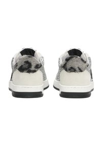 Sneakers con un corpo di glitter argentato, tallone in suede bianco e dettagli in pelliccia grigia. Suola in gomma nera e dettagli a strisce sul tallone.