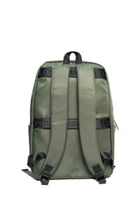 Zielony plecak z nylonu z czarnymi paskami i akcentami, wyposażony w dwie regulowane, wyściełane szelki na ramiona oraz górny uchwyt do przenoszenia.