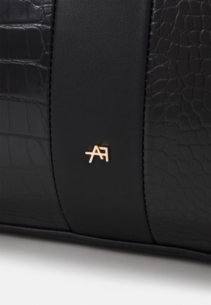 Bolso negro con paneles de patrón de cocodrilo texturizado y una tira central lisa que presenta un pequeño logo dorado entrelazado "AF".