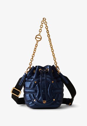 Marineblaue Leder-Eimer-Tasche mit gestepptem Muster, goldenen Hardware-Elementen, Kordelzugverschluss und einem verstellbaren schwarzen Tragegurt.