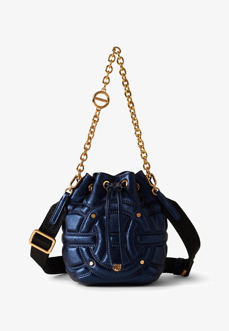 Sac seau en cuir marine avec texture matelassée, quincaillerie dorée, fermeture à cordon et une bandoulière noire réglable.