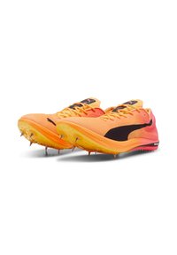 Puma löparskor i orange och rosa gradient med en svart logotyp, lätta i designen, med multidirektionella metallpiggar på sulan.