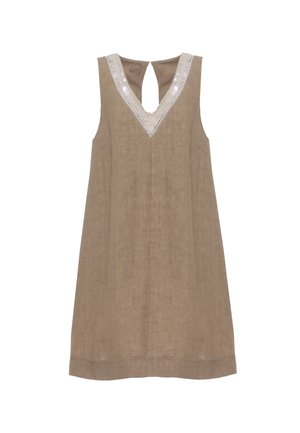 Donna con abito beige senza maniche, lunghezza al ginocchio, con scollo a V e rifiniture metalliche, abbinato a sandali beige con cinturini, in piedi su sfondo bianco.