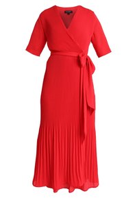 Vestido maxi plisado rojo con mangas cortas, diseño cruzado, lazo en la cintura y parte inferior fluida. Textura suave en toda la prenda con una silueta definida.