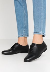 Vagabond Nauhakengät - black