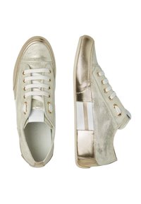 Sneaker metallici dorati con accenti bianchi, caratterizzati da occhielli dorati, lacci bianchi, texture in morbida pelle e un dettaglio a strisce contrastanti sul tallone.
