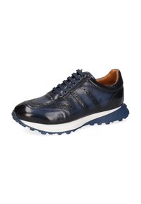 Navy Leder Sneaker mit glänzender Oberfläche, aufwendigen Brogue-Details, flachen Schnüren und einer weißen Zwischensohle. Texturiertes Gummigebäude für Halt.