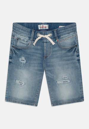 Short en denim bleu avec une taille à cordon, des poches avant, des passants pour ceinture et des zones usées et décolorées sur les jambes.