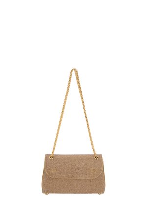 Beige clutch taske med kædestrop, struktureret overflade med små, glitrende detaljer og flaplukning. Hardware i guldtoner.