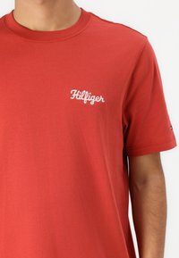 Tommy Hilfiger CHAINSTITCH - T-shirt basic - terra red