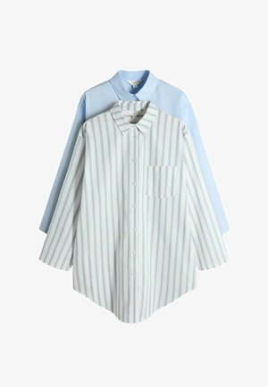 Du mėlynos spalvos ilgomis rankovėmis marškiniai su sagomis, vieni šviesiai mėlyni vientisi, kiti balti su vertikaliomis mėlynomis juostelėmis ir krūtinės kišene, sluoksniuoti ant balto fono.