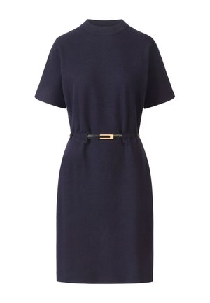 Dunkelblaues Strickkleid mit hohem Kragen und kurzen Ärmeln, tailliert mit einem schwarzen Gürtel, der eine rechteckige goldene Schnalle hat.