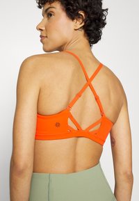 Athleta ELATION BRA A-C - Sutiã desportivo de suporte ligeiro - flame orange
