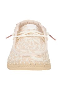 Scarpa slip-on rosa chiaro con tomaia in tessuto intrecciato che presenta un motivo a foglia, lacci crema e suola in gomma beige con accenti cuciti.