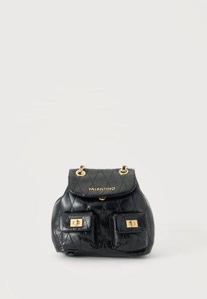 Mochila de cuero acolchada negra de Valentino con dos bolsillos delanteros y herrajes dorados sobre un fondo liso.