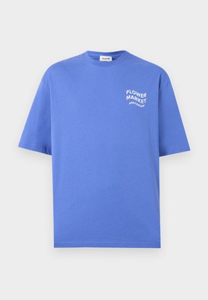 T-shirt bleu à manches courtes avec le texte "Flower Market Amsterdam" sur le haut à gauche de la poitrine, col ras du cou, et design uni.