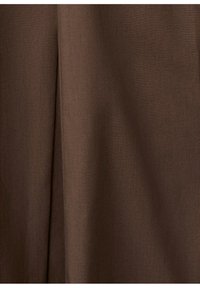 Brauner Stoff mit einer dezenten vertikalen Naht und feiner Textur, die sanfte Schatten und weiche Falten erzeugt.